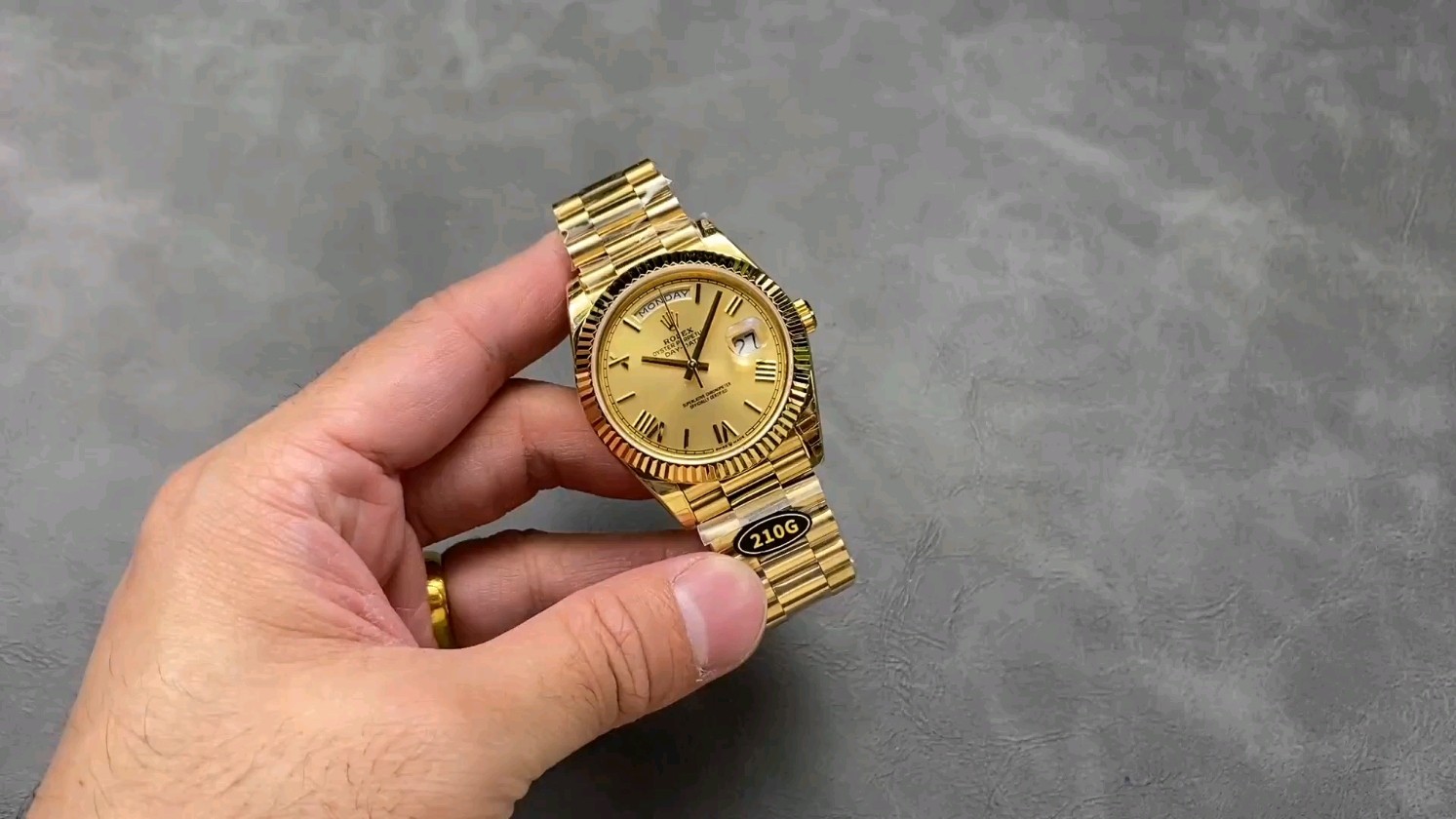 注目の的！DAY-日付40シリーズのまるで金の重厚感とは？
