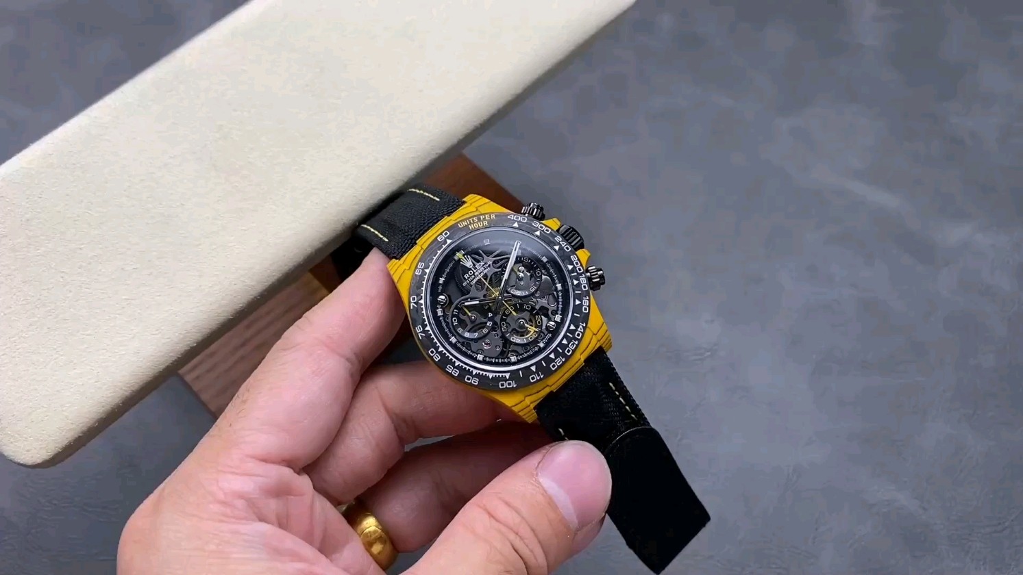 カーボン×ジュエル！PPMカスタマイズのロレックス デイトナの魅力とは？