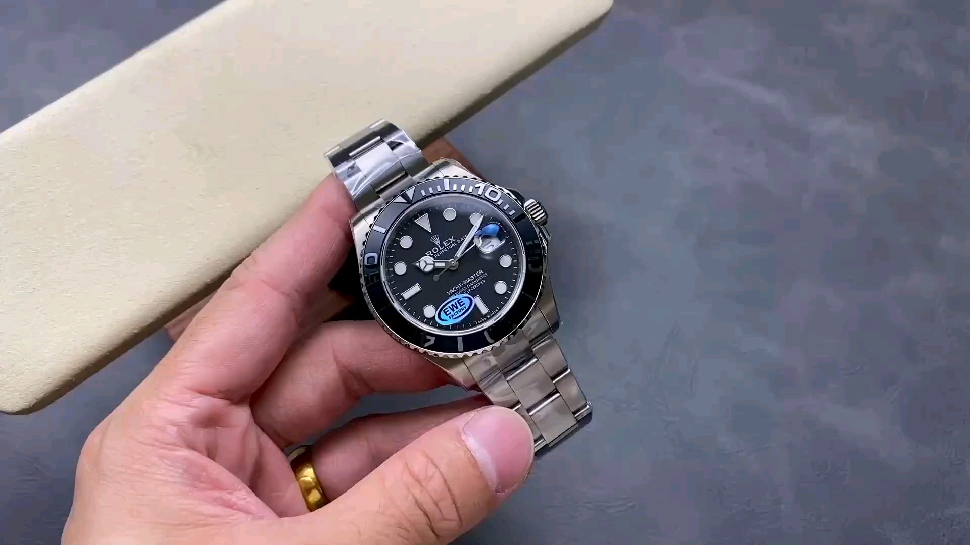 驚異の軽量感！全チタン製ロレックス・ヨットマスター42mmの実力とは？