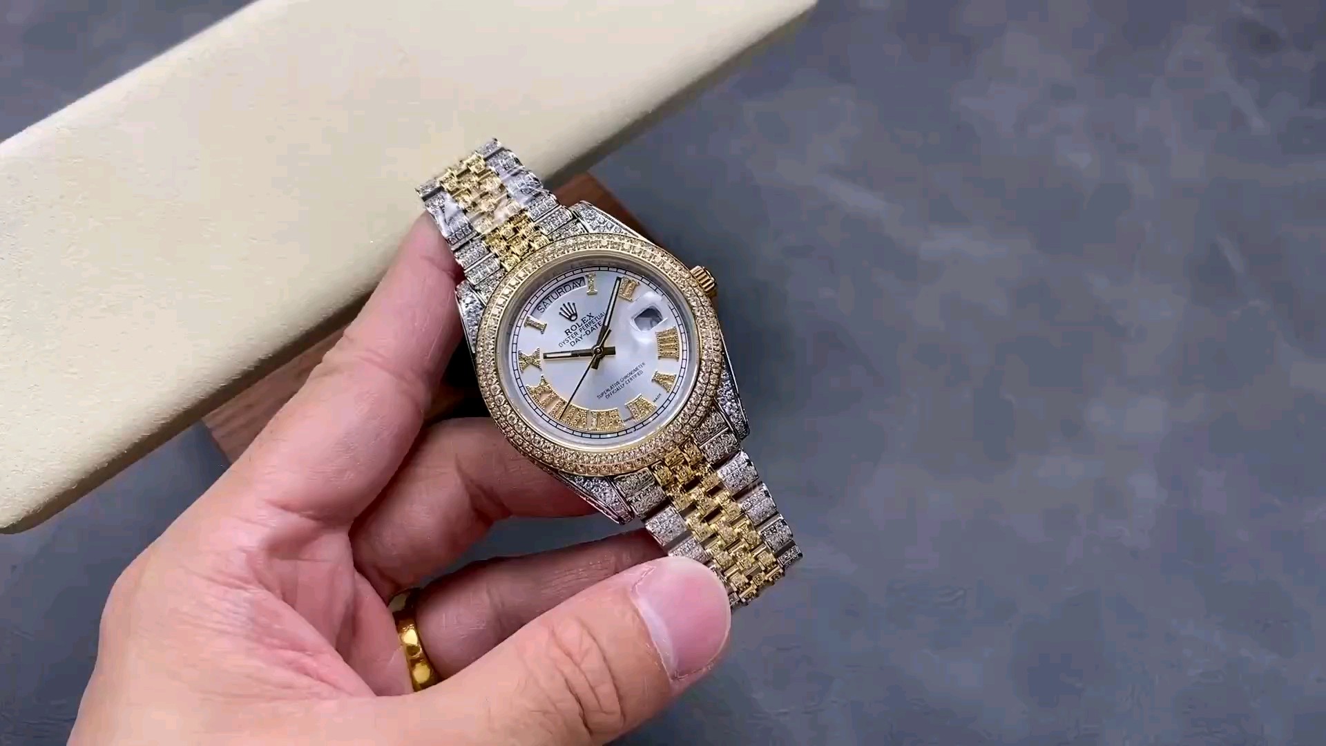 ロレックスのジュエルセットカスタムモデル、その魅力とは？
