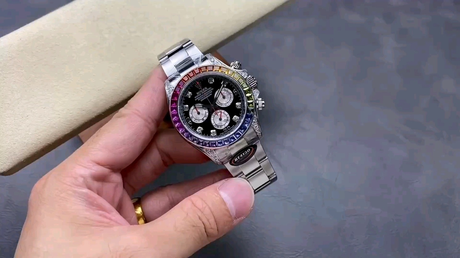 レインボーディデイトナ–贅沢すぎる色彩のマジックと職人技！