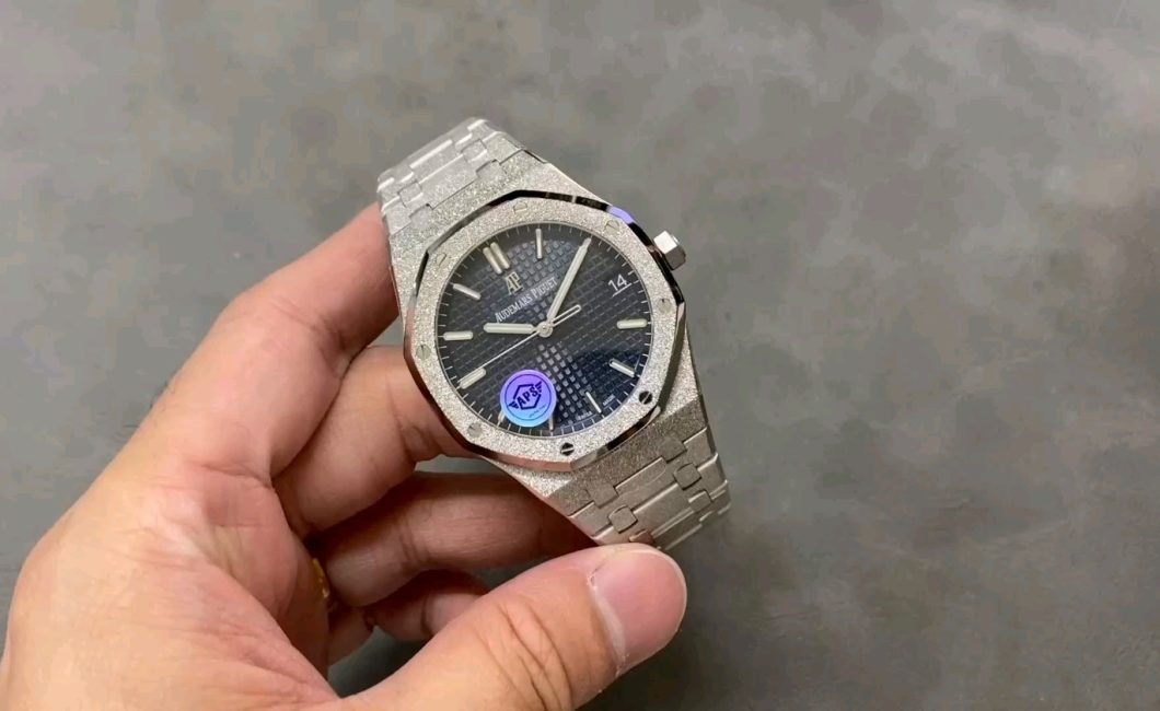 オーデマ ピゲの15500フロステッドゴールドモデルで輝く手首を！フローレンスタイルの魅力とは？