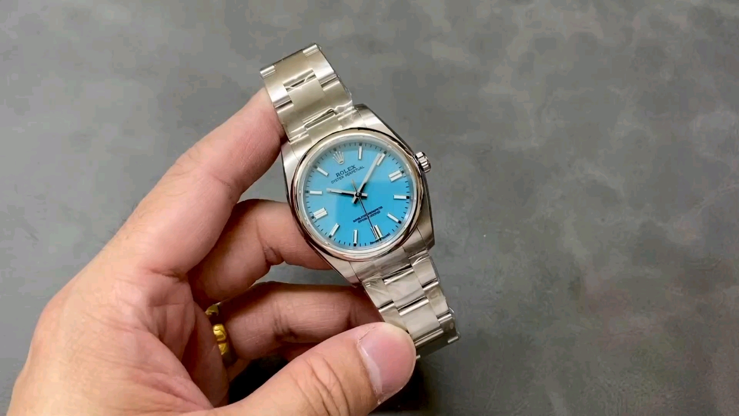 ロレックスの新たな定番！オイスターパーペチュアルの魅力とは？