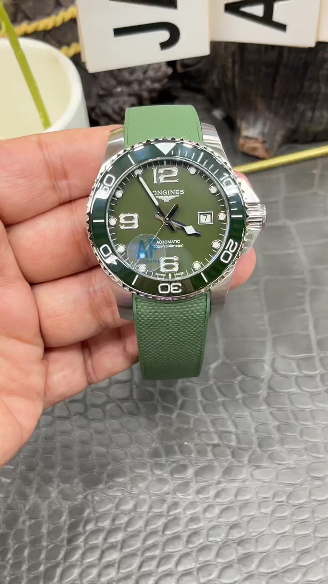 AFロンジン コンクェストシリーズ / 43mm グリーンダイヤルラバーストラップバージョン / シーガル2824オートマチックきムーブメント