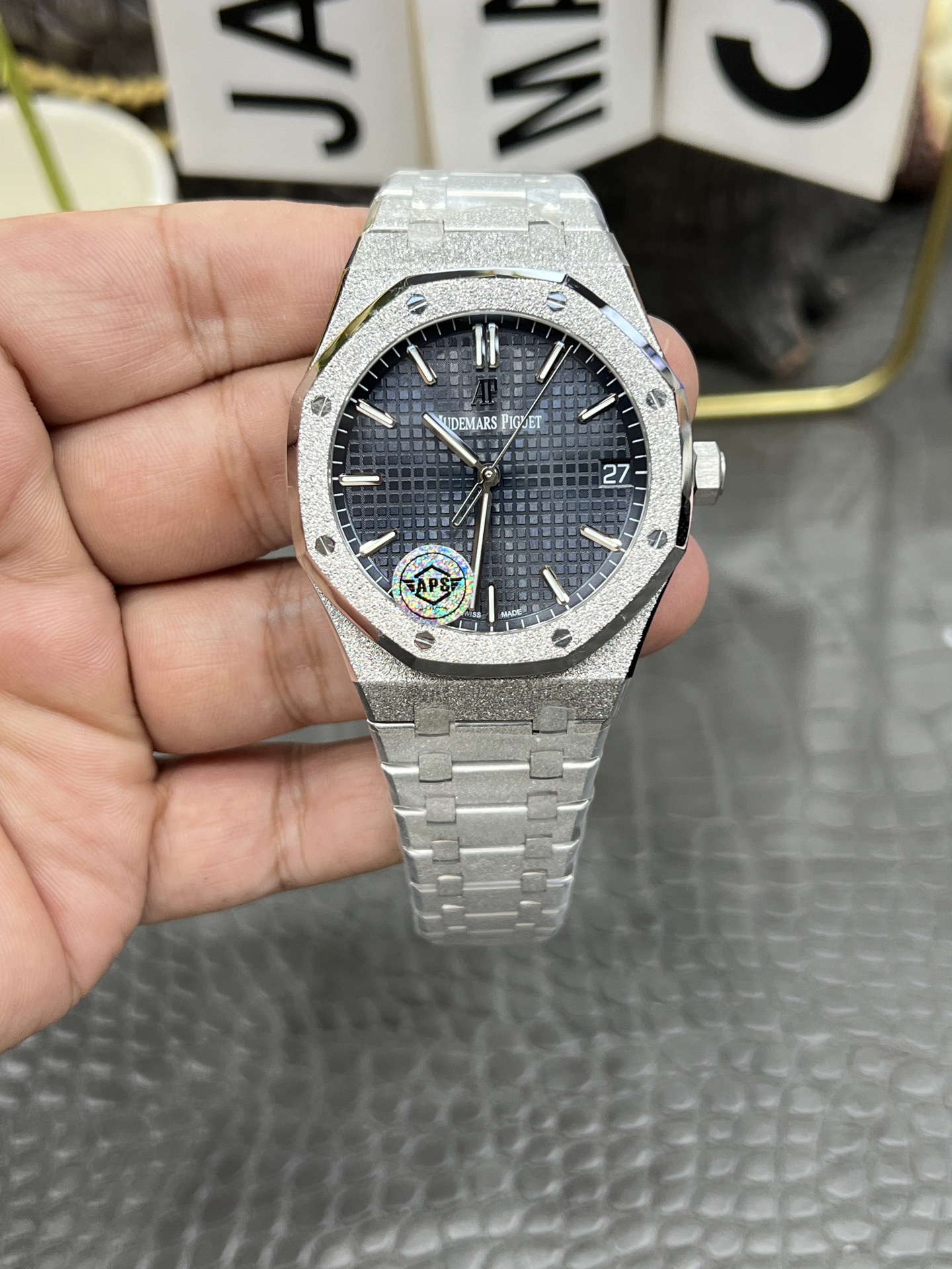 {“タイトル”:”Apsオーデマ・ピゲ ロイヤルオーク15500フロステッドゴールドの魅力とは？”,”ケース”:”腕時計の選び方に迷っている方、