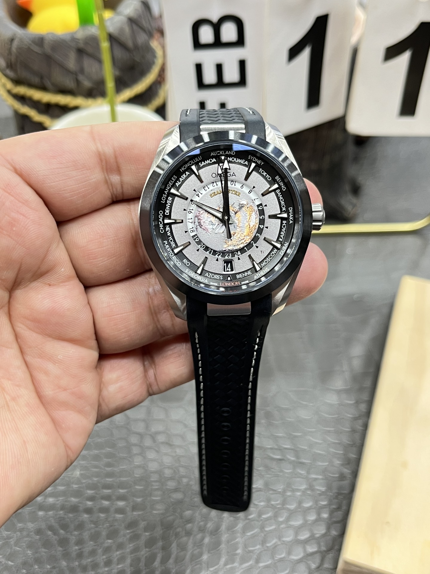 VSオメガ ワールドタイム ラバーストラップモデル / 43mm セラミックベゼル / Cal.8938 コーアクシャル ムーブメント搭載
