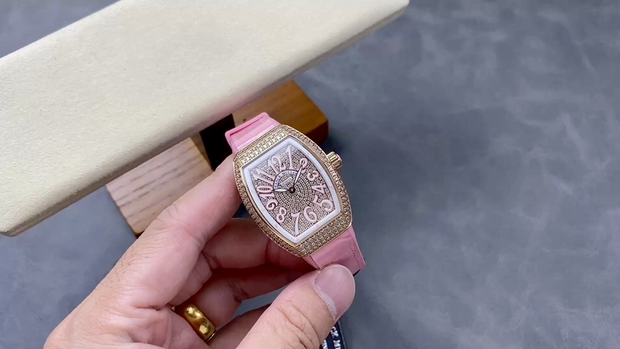フランクミュラー新作32mm、レディースのリストショットに話題の時計の1本！