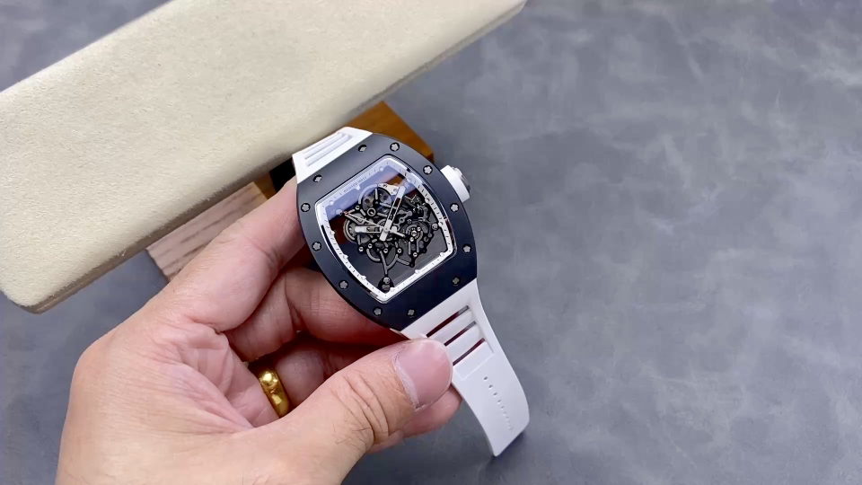 RM055カスタムウォッチと並行輸入時計、どっちを選ぶ？八つの差で徹底比較！