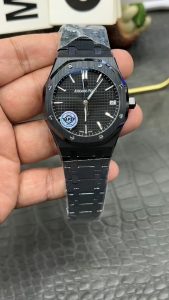 ブラックセラミックのAPロイヤルオーク15500を公開：伝統と現代性の融合