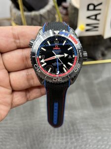 オメガ シーマスター 600 ディープシー レッド: 再構築されたセラミックの驚異
