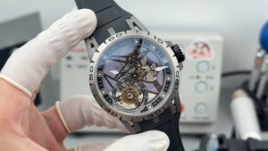 ロジェ・デュブイ RDDBEX0479の魅力を解き明かす：チタンの卓越性を探る