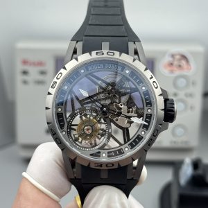 Roger Dubuis RDDBEX0479を紐解く: デザインとレプリカ文化の考察